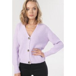 Jasnofioletowy Kardigan Clovara. Fioletowe swetry damskie Born2be, s, bez wzorów, bez rękawów, bez kaptura. Za 139,99 zł.