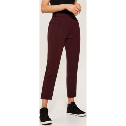 Spodnie chino - Bordowy. Czerwone chinosy damskie marki House. Za 79,99 zł.