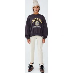 Bluza college „Southsea”. Szare bluzy damskie Pull&Bear, bez wzorów, bez rękawów, bez kaptura. Za 89,90 zł.