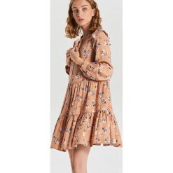 Luźna sukienka w kwiaty - Beżowy. Brązowe sukienki damskie Cropp, s, w kwiaty, bez kołnierzyka, bez rękawów. W wyprzedaży za 49,99 zł.