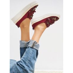 Bordowe Slip On Unchained Story. Czerwone trampki damskie slip on marki vices. Za 109,99 zł.
