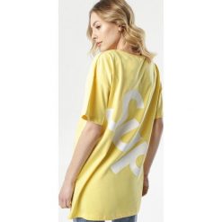 Żółty T-shirt Thoninilla. Żółte bluzki damskie Born2be, s, z nadrukiem, z jeansu, z okrągłym kołnierzem, z krótkim rękawem. Za 49,99 zł.