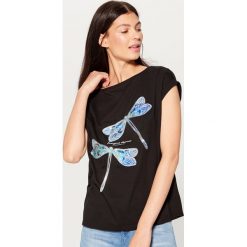 Koszulka z aplikacją - Czarny. Czarne t-shirty damskie marki Mohito, l, z aplikacjami. Za 39,99 zł.