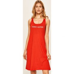Tommy Hilfiger - Sukienka. Czerwone sukienki damskie TOMMY HILFIGER, na co dzień, s, z nadrukiem, z bawełny, casualowe, z okrągłym kołnierzem, bez rękawów, mini, proste. W wyprzedaży za 199,90 zł.