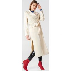 Płaszcze damskie: NA-KD Exclusive Satynowy płaszcz – Offwhite