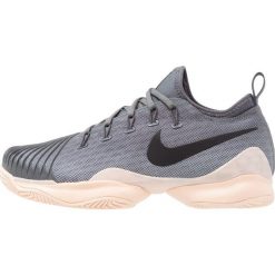 Nike Performance AIR ZOOM ULTRA REACT CLAY Obuwie do tenisa Outdoor dark grey/black/orange quartz/wolf grey. Szare buty sportowe damskie marki Nike Performance, z gumy, na golfa. W wyprzedaży za 395,85 zł.