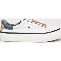 Wrangler - Tenisówki. Białe trampki i tenisówki damskie Wrangler, z gumy, na sznurówki. W wyprzedaży za 139,90 zł.
