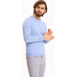SWETER DŁUGI RĘKAW MĘSKI. Niebieskie swetry klasyczne męskie marki Top Secret, na lato, xl, z wełny, z okrągłym kołnierzem. W wyprzedaży za 39,99 zł.