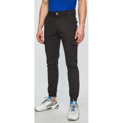 Review - Spodnie. Zielone spodnie męskie Review, na co dzień, s, bez wzorów, z elastanu, casualowe. W wyprzedaży za 139,90 zł.