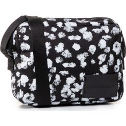 Torebka Calvin Klein Jeans Ckj Sport Essentials Camera Flor K60K606594. Czarne listonoszki damskie Calvin Klein Jeans, bez wzorów, z jeansu, sportowe, bez dodatków. W wyprzedaży za 219,00 zł.