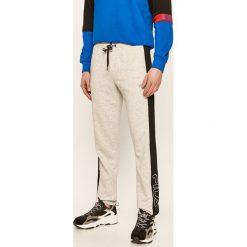 Fila - Spodnie. Szare spodnie męskie Fila, na co dzień, xl, z aplikacjami, z bawełny. W wyprzedaży za 129,90 zł.