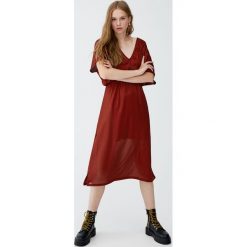 Plisowana sukienka z dekoltem w serek. Czerwone sukienki damskie Pull&Bear, bez wzorów, z dekoltem w serek, bez rękawów. Za 79,90 zł.