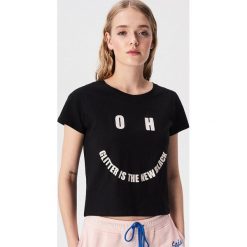 T-shirt z brokatowym napisem - Czarny. Czarne t-shirty damskie Sinsay, s, z napisami, bez kołnierzyka. W wyprzedaży za 7,99 zł.