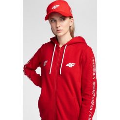 Bluza damska 4Hills BLD100 - czerwony. Czerwone bluzy damskie xs, z nadrukiem, z dzianiny, bez rękawów, z kapturem. W wyprzedaży za 99,99 zł.