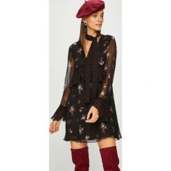 Pinko - Sukienka. Sukienki damskie Pinko, na co dzień, s, w kwiaty, z poliesteru, casualowe, z włoskim kołnierzykiem, z długim rękawem, długie, mini, proste. W wyprzedaży za 499,90 zł.