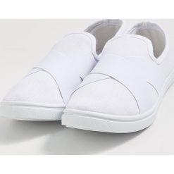 Tenisówki slip on - Biały. Białe trampki i tenisówki damskie Sinsay, bez wzorów, bez zapięcia. W wyprzedaży za 19,99 zł.