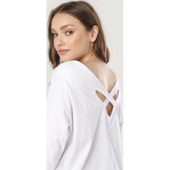 Biała Bluzka Eiresana. Białe bluzki damskie Born2be, xl, bez wzorów, bez kołnierzyka, bez rękawów. W wyprzedaży za 64,99 zł.