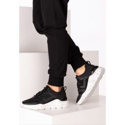 Czarne Buty Sportowe Aranilla. Czarne buty sportowe damskie Born2be, bez wzorów, sportowe. W wyprzedaży za 129,99 zł.
