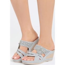 Szare Klapki Everydayness. Szare crocsy damskie Born2be, z materiału, na koturnie. Za 89,99 zł.