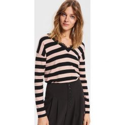 Cienki sweter w paski - Różowy. Różowe swetry damskie marki Reserved, s, w paski, bez rękawów, bez kaptura. Za 99,99 zł.