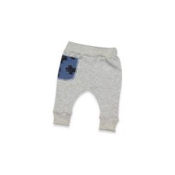 Spodenki dla noworodka szare, plusy kieszeń granat. Szare spodnie niemowlęce marki Rosnę Szybko - ubranka rosnące, z dresówki. Za 15,95 zł.