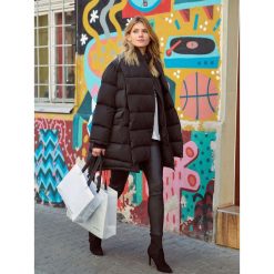 OCIEPLANA KURTKA OVERSIZE Z PIKOWANYM SZALEM. Czarne spodnie damskie Top Secret, na zimę, bez wzorów, bez kaptura. W wyprzedaży za 119,99 zł.