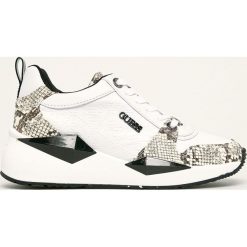 Guess Jeans - Buty. Białe buty sportowe damskie Guess Jeans, z jeansu. W wyprzedaży za 419,90 zł.