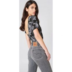 T-shirty damskie: NA-KD Trend T-shirt moro z dekoltem na plecach – Multicolor