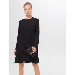 Plisowana sukienka oversize - Czarny. Czarne sukienki damskie Mohito, s, oversize. Za 99,99 zł.