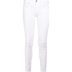 Jeansy damskie: True Religion HALLE Jeans Skinny Fit optic white
