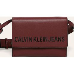 Calvin Klein Jeans - Torebka. Brązowe listonoszki damskie Calvin Klein Jeans, w paski, z jeansu, na ramię, małe, z aplikacjami. W wyprzedaży za 299,90 zł.