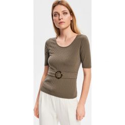 Bluzka z szylkretową klamrą - Khaki. Brązowe bluzki damskie marki Reserved, s, bez wzorów, bez kołnierzyka, bez rękawów. Za 39,99 zł.