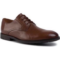 Półbuty CLARKS - Ronnie Walk 261437767 British Tan Leather. Pomarańczowe buty wizytowe męskie Clarks, ze skóry, bez zapięcia. W wyprzedaży za 249,00 zł.