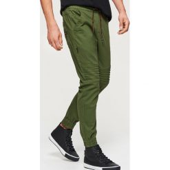 Spodnie typu jogger - Khaki. Brązowe bez kategorii marki Cropp, m. W wyprzedaży za 49,99 zł.