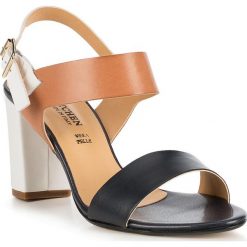 Buty damskie. Pomarańczowe klapki damskie Wittchen, bez wzorów, ze skóry, bez obcasa, na słupku. W wyprzedaży za 199,90 zł.