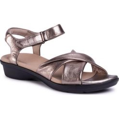 Sandały CLARKS - Loomis Chloe 261501414 Metallic. Żółte klapki damskie Clarks, bez wzorów, ze skóry ekologicznej, bez obcasa, na obcasie. W wyprzedaży za 239,00 zł.