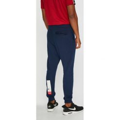 Reebok Classic - Spodnie. Niebieskie spodnie męskie Reebok Classic, na co dzień, s, bez wzorów, z bawełny, casualowe. W wyprzedaży za 199,90 zł.