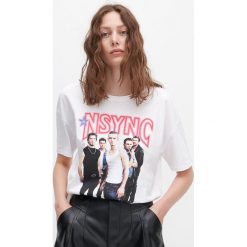 T-shirt *NSYNC - Biały. Białe t-shirty damskie Reserved, s, bez wzorów, bez kołnierzyka. Za 49,99 zł.