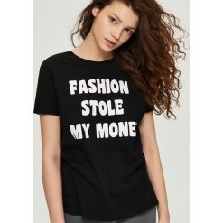 Bawełniany t-shirt z nadrukiem - Czarny. Czarne t-shirty damskie marki Sinsay, l, z nadrukiem, z bawełny. Za 9,99 zł.