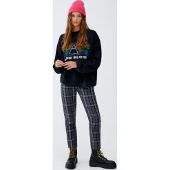 Bluza Pink Floyd. Różowe bluzy damskie Pull&Bear, bez wzorów, bez rękawów, bez kaptura. Za 109,00 zł.