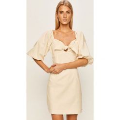 Pepe Jeans - Sukienka Linda. Żółte sukienki damskie Pepe Jeans, na co dzień, s, bez wzorów, z bawełny, z okrągłym kołnierzem, z krótkim rękawem, krótkie, mini, proste. Za 339,90 zł.