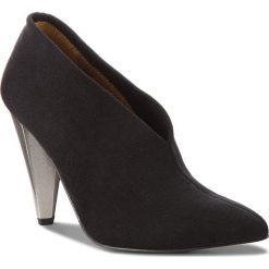 Półbuty SOLO FEMME - 34303-01-H87/000-04-00 Czarny. Czarne półbuty damskie Solo Femme, bez wzorów, ze skóry, eleganckie, bez obcasa, na obcasie, bez zapięcia. W wyprzedaży za 229,00 zł.