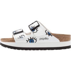 Papillio ARIZONA Klapki white. Białe chodaki damskie Papillio, z materiału. W wyprzedaży za 341,10 zł.