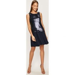 Trussardi Jeans - Sukienka. Fioletowe sukienki damskie Trussardi Jeans, na co dzień, bez wzorów, z poliesteru, z okrągłym kołnierzem, bez rękawów, mini, proste. W wyprzedaży za 439,90 zł.