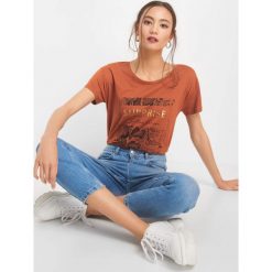 T-shirt z nadrukiem. Pomarańczowe koszulki damskie Orsay, xs, z nadrukiem, z bawełny, bez kołnierzyka. Za 29,99 zł.