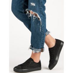 CZARNE TRAMPKI Z KRYSZTAŁKAMI. Czarne buty sportowe damskie SPORT, bez wzorów, bez zapięcia. Za 39,90 zł.