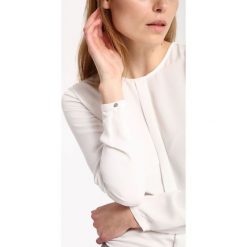 Bluzka długi rękaw klasyczna. Białe bluzki damskie Top Secret, bez wzorów, eleganckie, z klasycznym kołnierzykiem, z długim rękawem. W wyprzedaży za 59,99 zł.