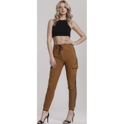 Camelowe Spodnie Acalethoe. Brązowe spodnie damskie Renee, s, z dresówki. W wyprzedaży za 59,99 zł.