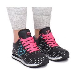 Sportowe Trampki B1573-1 Czarny. Czarne trampki i tenisówki damskie ButyModne, z aplikacjami, na sznurówki. Za 74,50 zł.