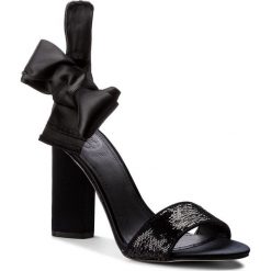 Sandały GUESS - Allison3 FLAL32 FAB03 BLACK. Czarne klapki damskie marki Guess, z aplikacjami, ze skóry ekologicznej, bez obcasa, na obcasie. W wyprzedaży za 319,00 zł.